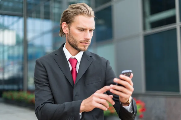 Zakenman met smartphone — Stockfoto