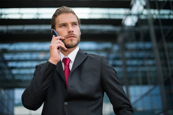 Affärsman pratar i telefon — Stockfoto