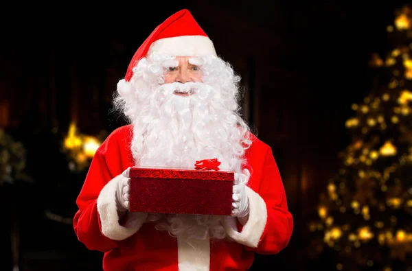 Santa Claus Holding regalo —  Fotos de Stock