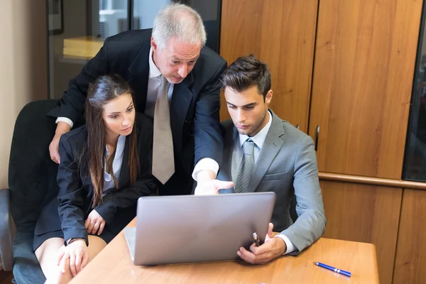 Hommes d'affaires au bureau — Photo