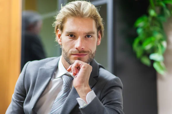 Hombre de negocios guapo en el escritorio —  Fotos de Stock