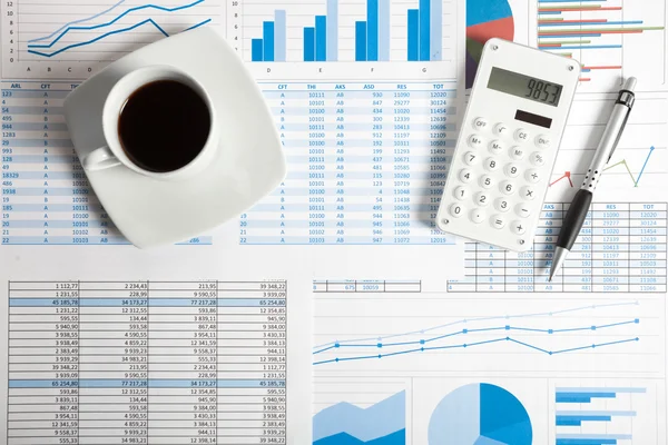 Calculadora, caneta e gráficos financeiros — Fotografia de Stock