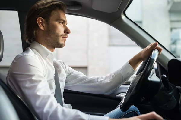 Uomo alla guida della sua auto — Foto Stock