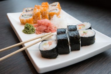 Bir Japon lokantasında suşi rulo