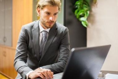 yakışıklı işadamı çalışma