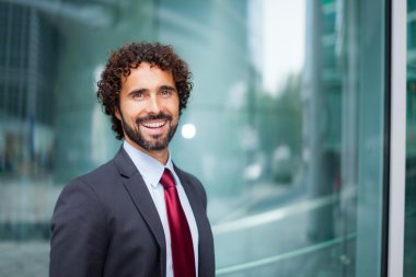 iş adamı dışarıda gülümseyen