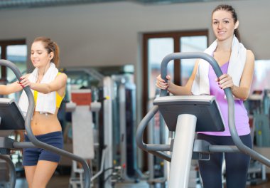spor salonunda çalıştırmak için koşu bandı kullanarak kadınlar