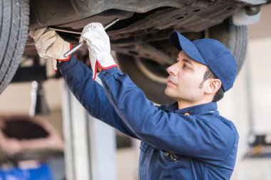 Garajda arabayı tamir tamirci