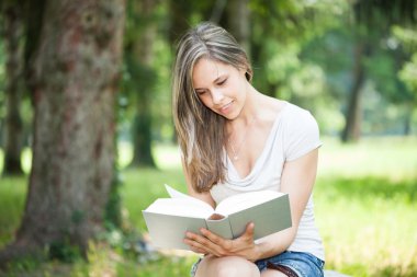 kadın büyük bir kitap okuma