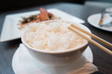 Sade pilav ve yemek çubukları