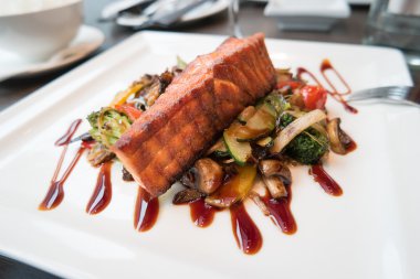 Sebze ve karamel ile Somon