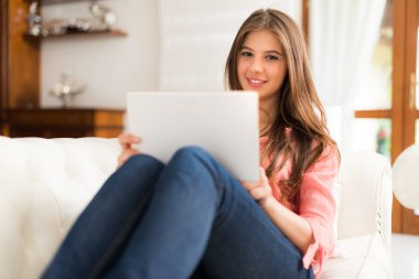 Tablet bilgisayar kullanan bir kadın