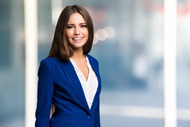 Genç, gülümseyen kadın