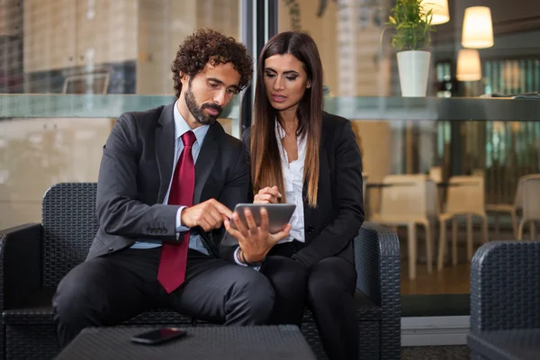 Mensen uit het bedrijfsleven met behulp van een Tablet PC — Stockfoto