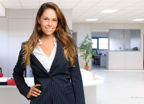 Empresária encantadora no cargo — Fotografia de Stock