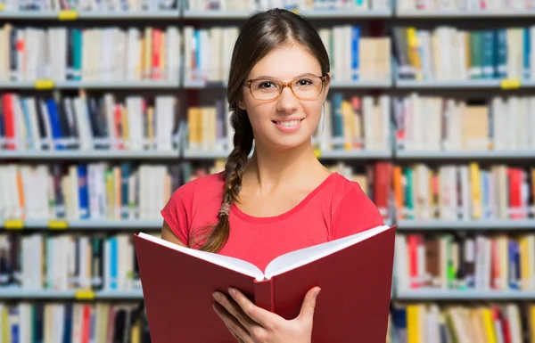 Schöne Studentin in der Bibliothek — Stockfoto