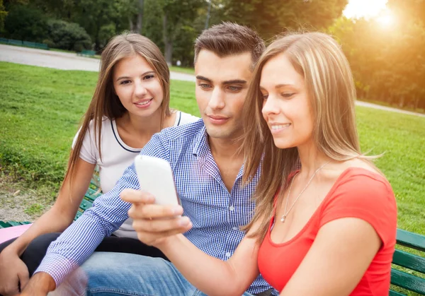 Vrienden kijken naar een smartphone — Stockfoto