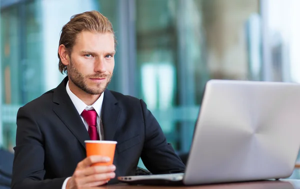 Blonder Geschäftsmann im Amt — Stockfoto