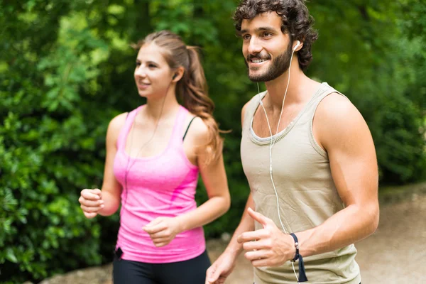 Couple running in a park — Stock Photo, Image