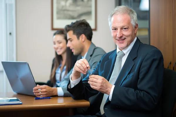 Les gens d'affaires dans leur bureau — Photo