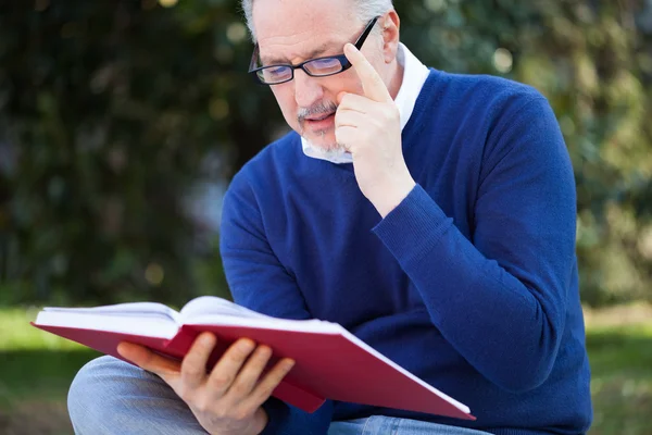 Mann liest ein Buch — Stockfoto