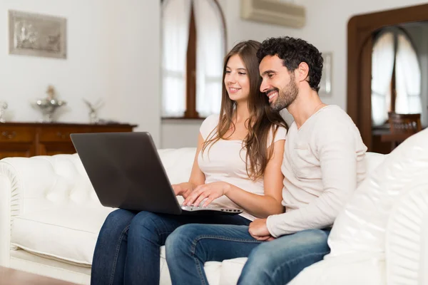 Paar nutzt Laptop-Computer — Stockfoto