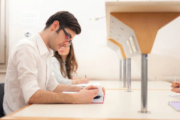 Étudiants lisant un livre — Photo