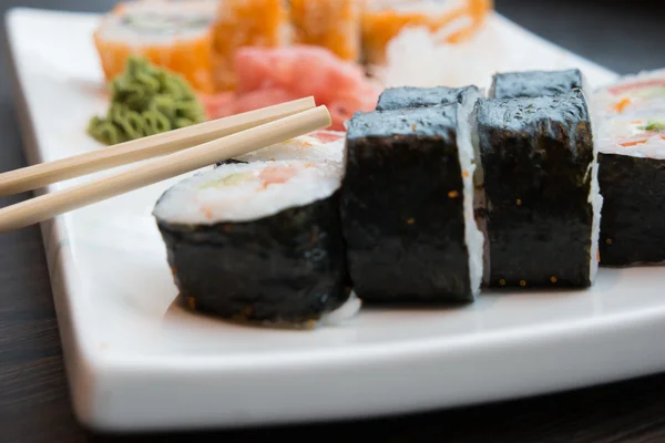 Sushi tekercs egy japán étterem — Stock Fotó