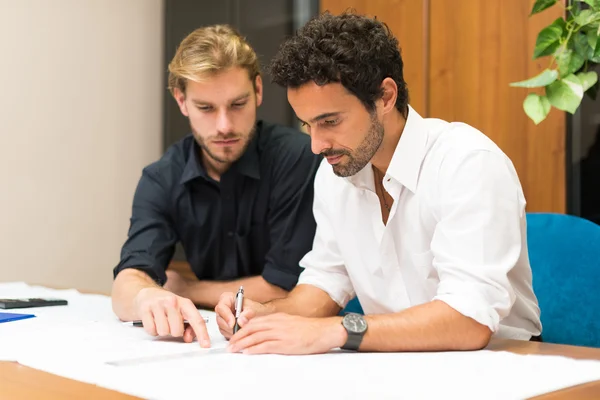 Personas en el trabajo en la oficina — Foto de Stock