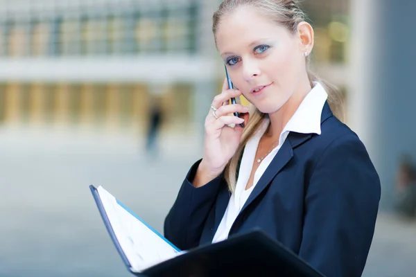 Donna d'affari che parla al telefono — Foto Stock