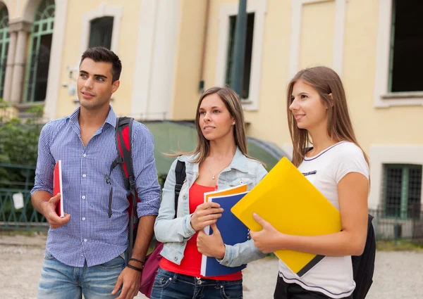 Na zewnątrz studentów uniwersytetu — Zdjęcie stockowe