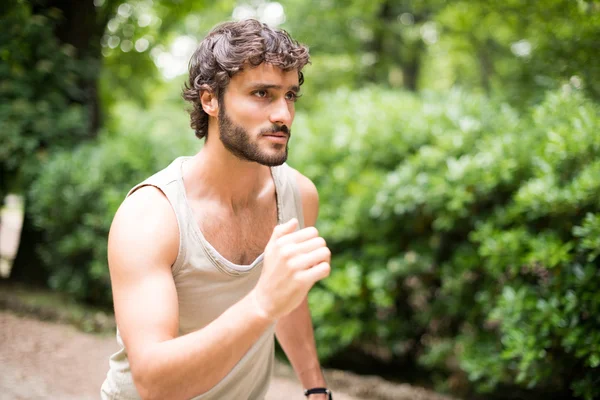 Homme courant dans un parc — Photo