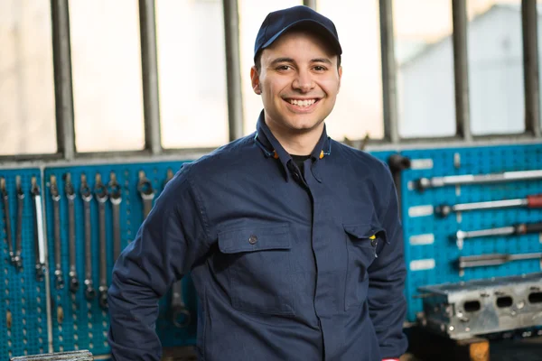 Sorridente jovem mecânico — Fotografia de Stock