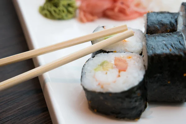Σούσι κυλίνδρους σε ένα ιαπωνικό εστιατόριο — Φωτογραφία Αρχείου