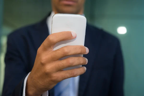 Mannen som använder sin mobiltelefon — Stockfoto