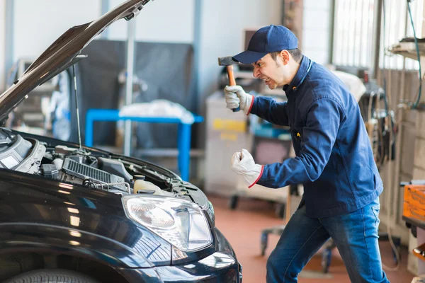 Mechaniker zertrümmert Auto-Motor — Stockfoto