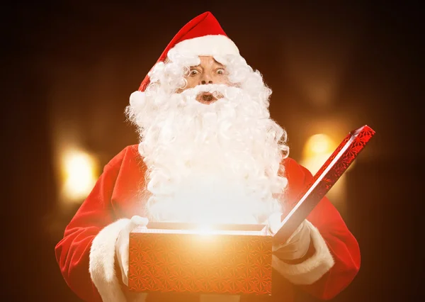 Santa Claus öppning present — Stockfoto