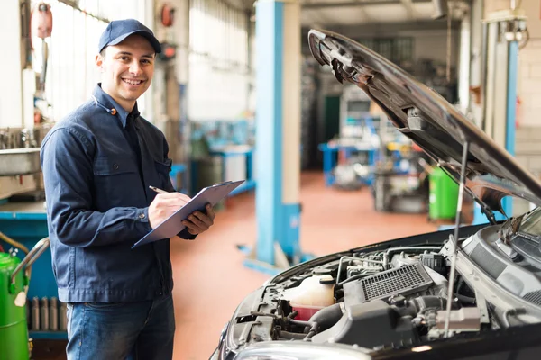 Mechanic op het werk in de garage — Stockfoto