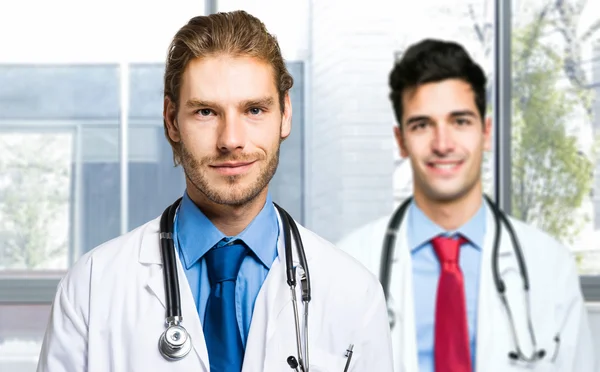 İki doktor iş başında — Stok fotoğraf
