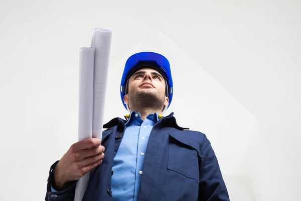 Trabajador en una habitación blanca — Foto de Stock