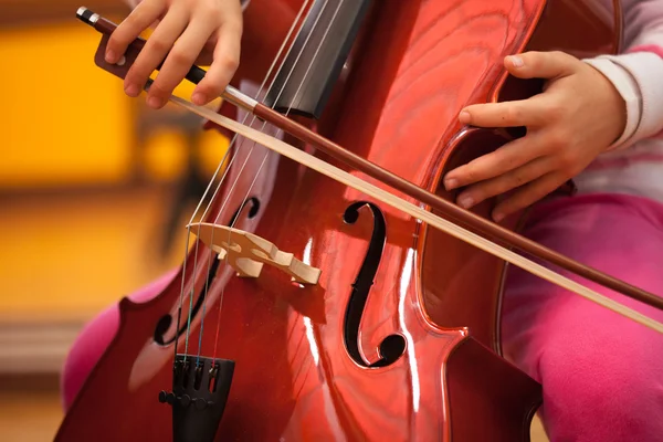 Kind spelen de cello — Stockfoto