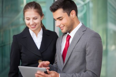 iş adamları tablet kullanma