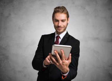 Dijital tablet kullanan bir adam