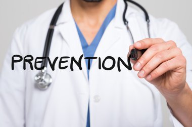 Doktor önleme kelimeyi yazmaya