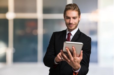 gülümseyen işadamı tablet kullanma