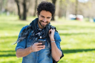 Cep telefonunu kullanan bir adam.