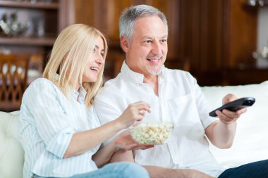 Çift Mısır yeme ve tv izlerken