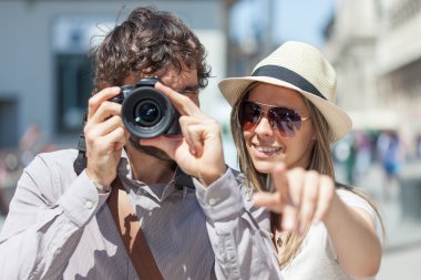Turistler yürürken fotoğraf çekimi