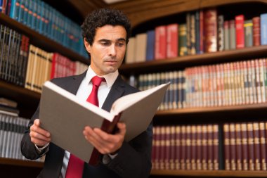 Kitap okuyan bir iş adamı