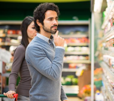 Süpermarkette alışveriş yapan bir adam